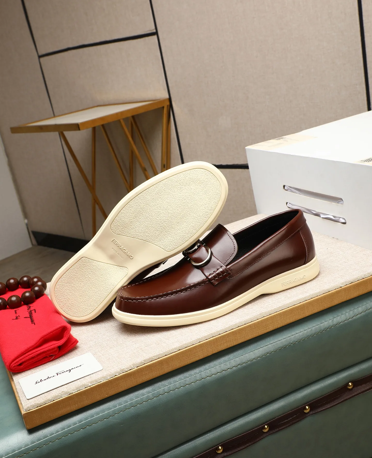Men's shoes 💰580 📛📛(water-dyed cow lining) Salvatore Ferragamo high-end (Salvatore Ferragamo) is the top international luxury footwear brand. It comes from the fashion kingdom of Italy. It is famous all over the world for its traditional handmade design and novel styles... 🚶🏻🚶🏻New suit shoes are available simultaneously at the counter. This style is purely handmade. The fabric is imported Italian calfskin➕Soft water-dyed cowhide lining. Original authentic outsole🌀🌀Size: 38➖44 (45 46 customized)